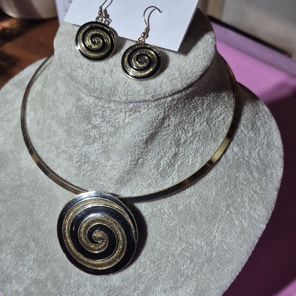 Elegant Spiral Gold and Black Jewelry Set